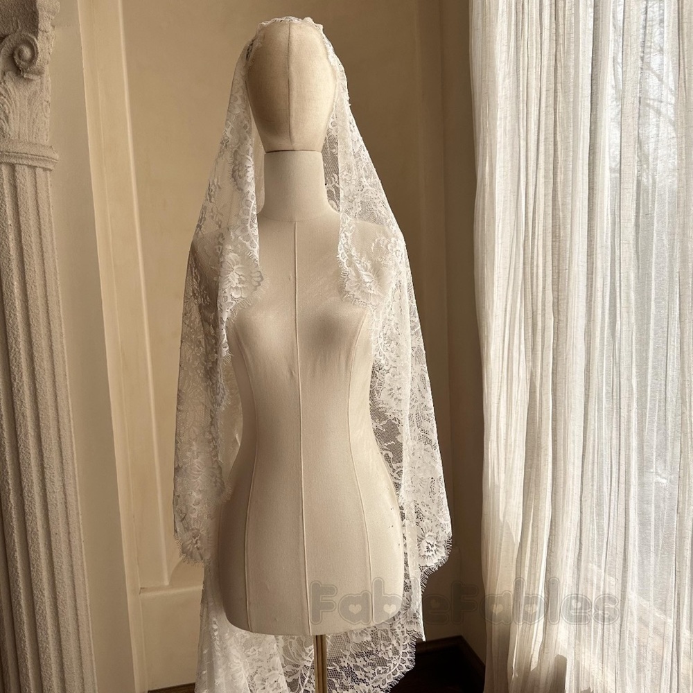 Lace veil in ivory